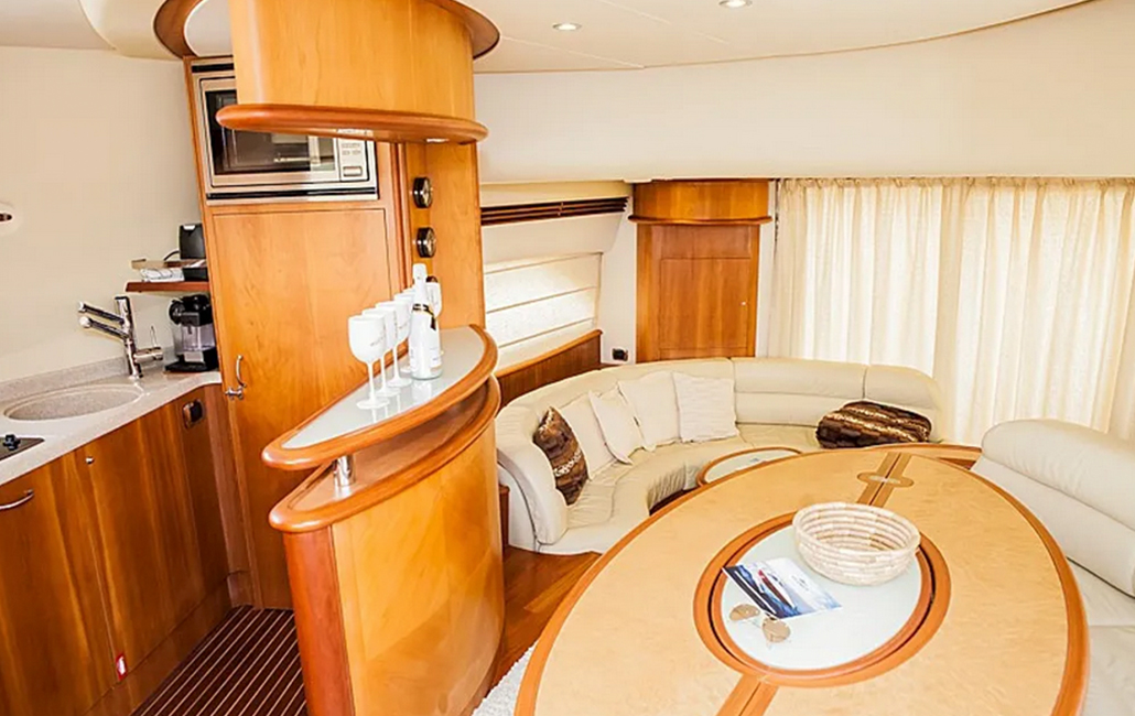 AICON 56 Day cruiser a noleggio in Sud Sardegna spazio living interno